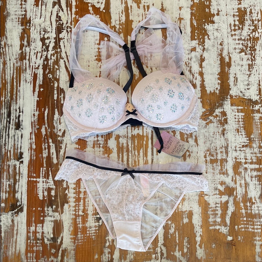 NWT Victoria’s Secret 2014 London Fashion Show Lingerie Set 36C